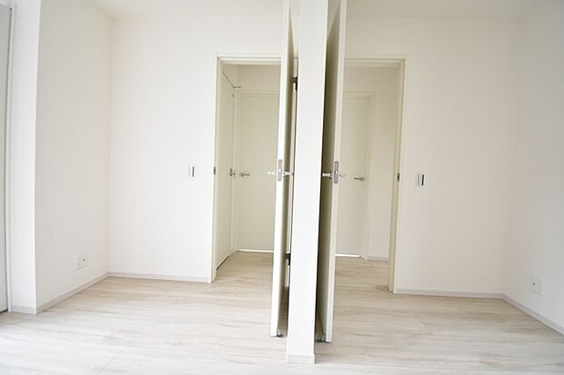 実際に室内をご見学頂くと生活のイメージが広がると思います。家具を置いたイメージや窓からの景色など。周辺で販売に出している物件も一緒にまとめてご見学頂き、比較する事もできます。