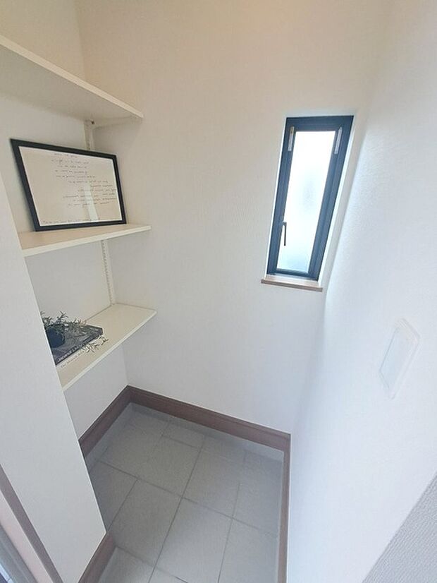 靴が沢山ある方には嬉しいシューズクローク。ベビーカーやゴルフバッグなども置けそうなスペースに