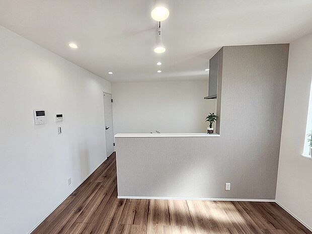 カウンターキッチンならではの開放的な見通し、全体が見渡せることでご家族の団欒スペースもより明るく笑顔が溢れる空間となります。