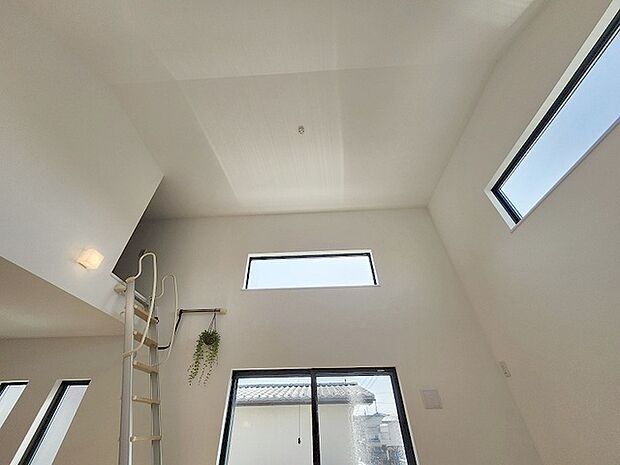 吹抜けの空間を意識した開放感のある間取り。そして上部にロフトを配置。スタイリッシュかつ収納も豊富で長く機能的に住める家を目指して。