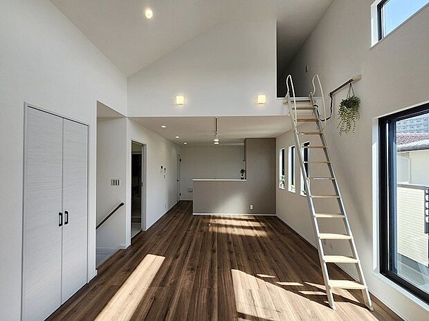 家族が食事するダイニングスペースをキッチンから見渡せる設計に。お料理をしながら家族とのコミュニケーションが増えそうな予感。 