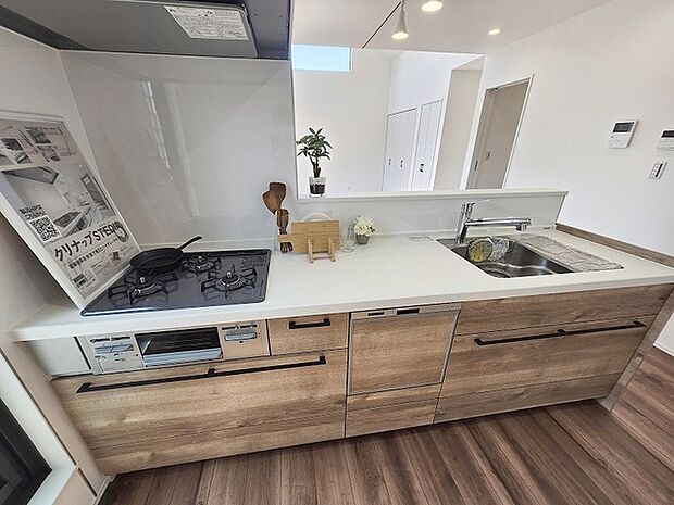 お料理をしながらリビングの家族やゲストとの会話が楽しめるカウンタータイプのキッチン。毎日のお料理を楽しく快適に。 