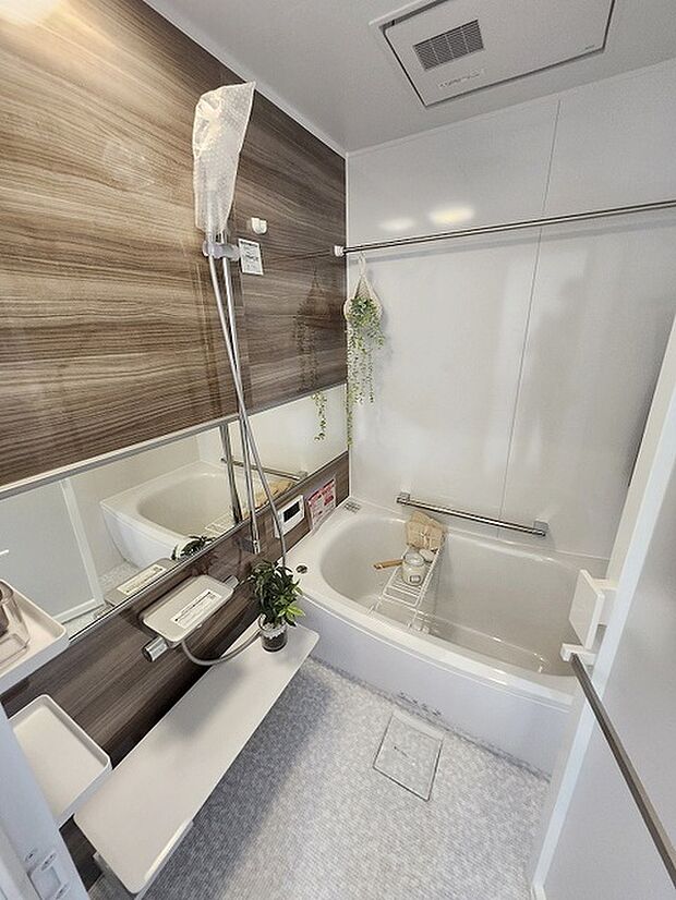 一日の疲れを癒してくれるゆったりとしたバスルームです。