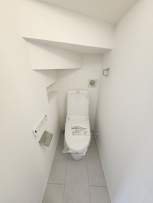 階段下を有効活用したトイレスペース。 便座はもちろんウォシュレット。  