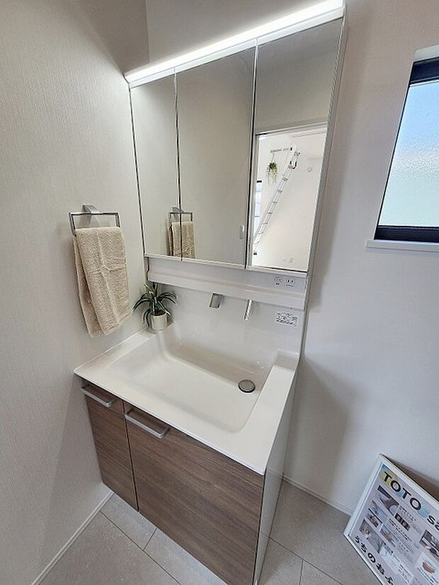 三面鏡に洗面台。 コンセントに照明機能、多機能性を備えた設備です。