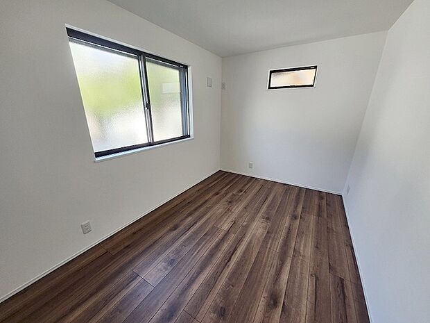 洋室はモダンなデザインと機能性を備え、快適な生活空間に。明るい窓から差し込む自然光が広々とした空間をさらに明るく開放的に感じさせます。