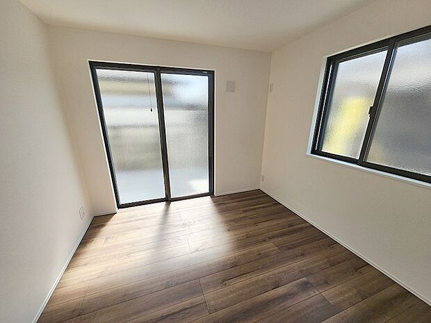 スタイリッシュなデザインと快適な居住性を兼ね備えた洋室。広々とした空間は、自分らしいインテリアを楽しむことができるほか、リラックスした時間を過ごすことができそうです。