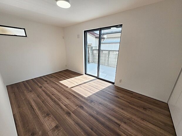 スマートなデザインと賢い収納が生活を快適にします。広々とした雰囲気を演出する工夫が施され、生活空間の魅力を引き出します。  