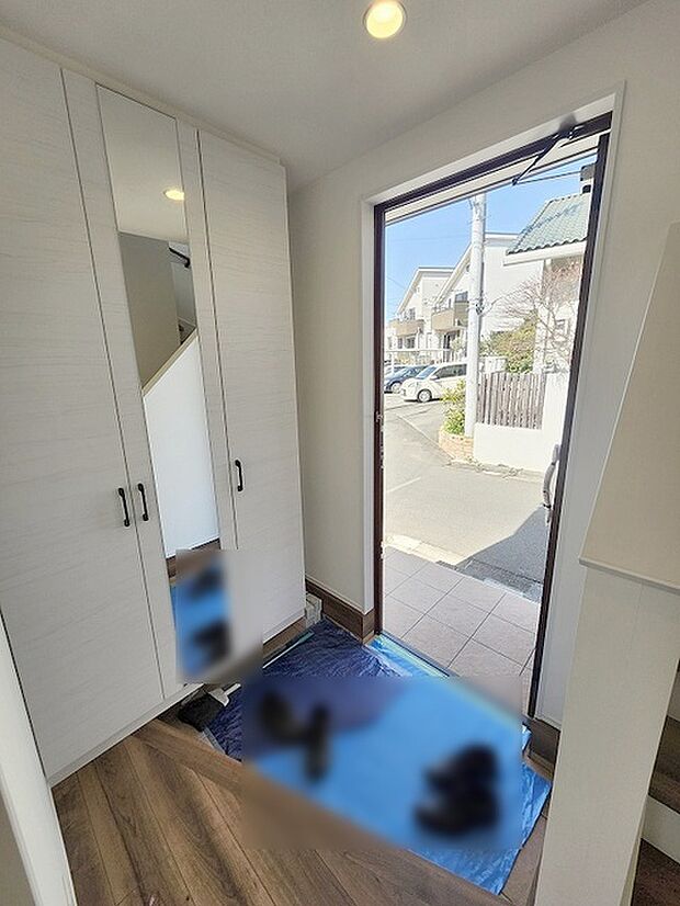 玄関は家の第一印象を左右する重要な場所。ほどよい広さとスタイリッシュな色遣いが印象的です。