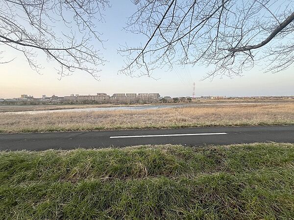 穏やかな空と広がる景色が心に安らぎをもたらします。