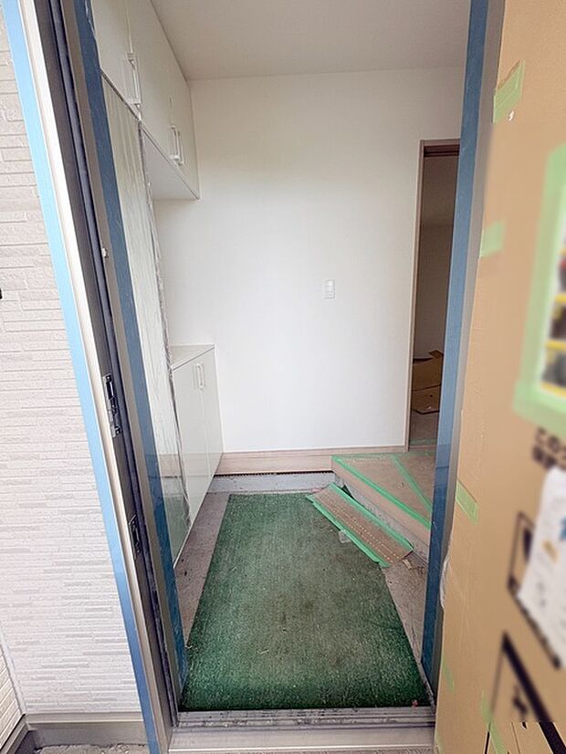 玄関は家の第一印象を左右する重要な場所。ほどよい広さとスタイリッシュな色遣いが印象的です。