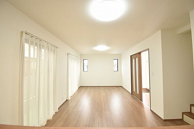 家族の集まるリビングは気持ちの良い自然光が差し込む団欒空間。室内のご見学予約も随時、受付中ですのでお気軽にお問合せください。