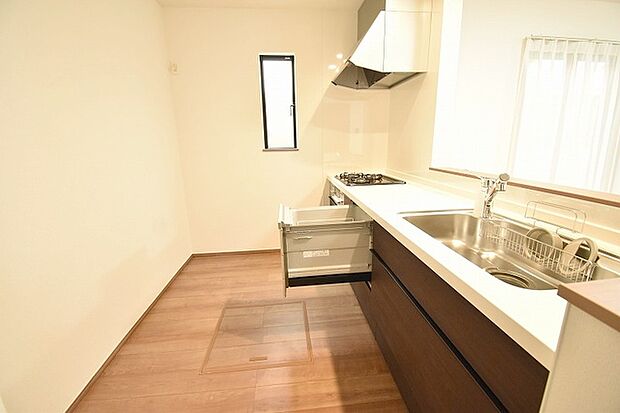 毎日の家事をサポートしてくれる食洗器も標準に装備。ちょっと嬉しい設備です