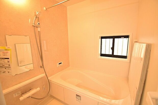 一日の疲れを癒してくれるゆったりとしたバスルームです。