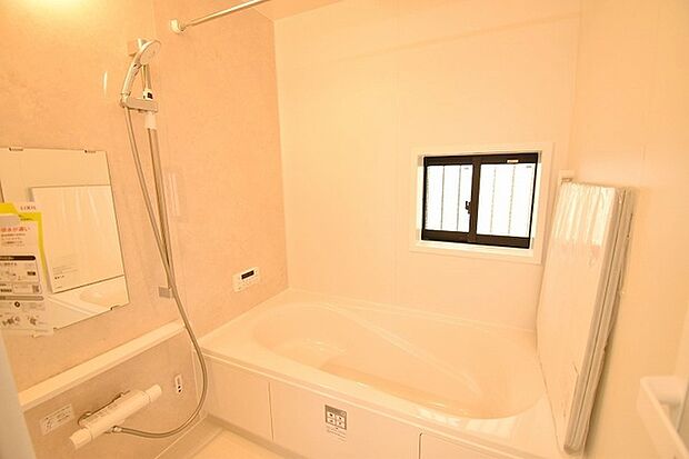 一日の疲れを癒してくれるゆったりとしたバスルームです。