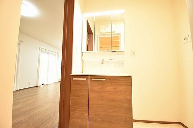 三面鏡に洗面台。 コンセントに照明機能、多機能性を備えた設備です。