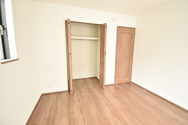 豊富な収納スペースもこの物件の特長の一つ。各所に収納が完備されており、生活をスッキリと整えることができます。