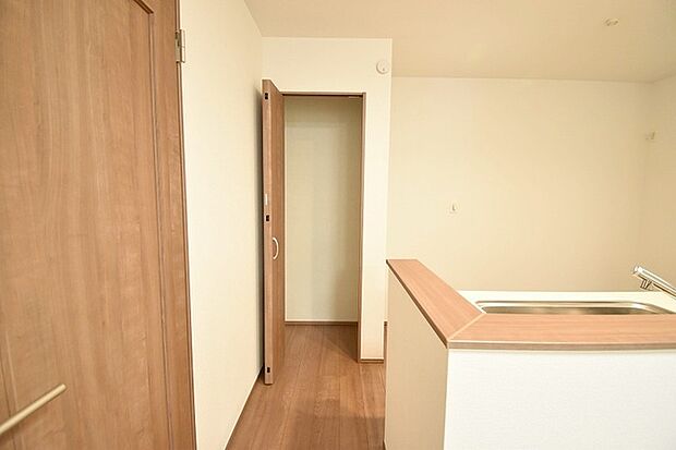 各所に効率的に配置された収納スペースがあり、日常のモノをすっきりと収納できます。