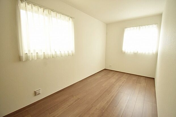 洋室はモダンなデザインと機能性を備え、快適な生活空間に。明るい窓から差し込む自然光が広々とした空間をさらに明るく開放的に感じさせます。