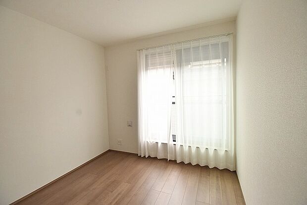 実際に室内をご見学頂くと生活のイメージが広がると思います。家具を置いたイメージや窓からの景色など。周辺で販売に出している物件も一緒にまとめてご見学頂き、比較する事もできます。