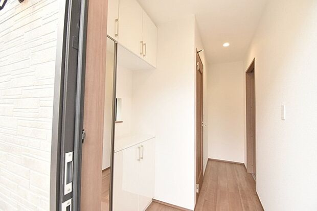 実際に室内をご見学頂くと生活のイメージが広がると思います。家具を置いたイメージや窓からの景色など。周辺で販売に出している物件も一緒にまとめてご見学頂き、比較する事もできます。