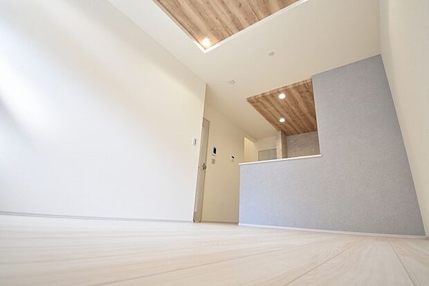 家族の集まるリビングは気持ちの良い自然光が差し込む団欒空間。室内のご見学予約も随時、受付中ですのでお気軽にお問合せください。