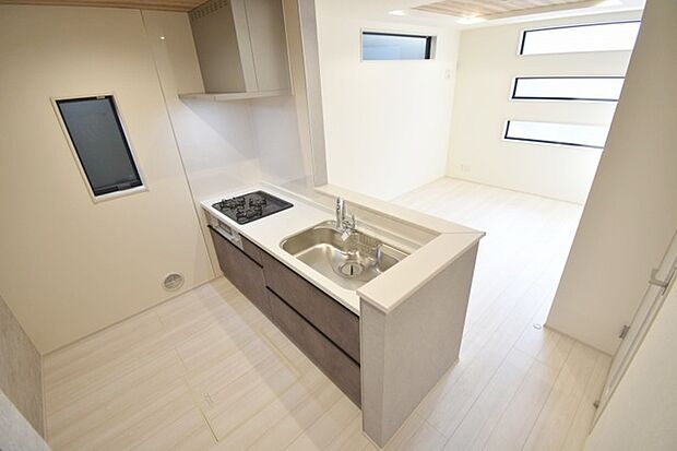 キッチンコンロスペースの近くには、空気の入れ替えが可能な開口部を設置！！ お料理をする際には、換気扇を回しながら匂いが籠らない様に開放してお料理もお楽しみ頂けます。 