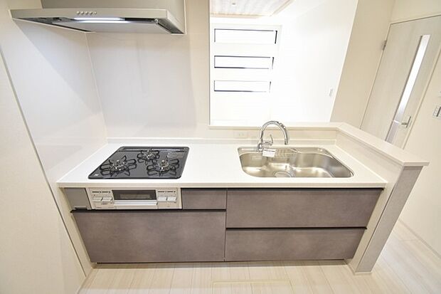 お料理をしながらリビングの家族やゲストとの会話が楽しめるカウンタータイプのキッチン。毎日のお料理を楽しく快適に。 