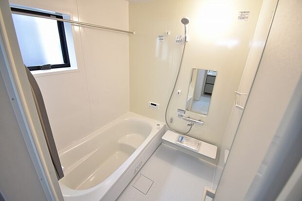 浴室乾燥機の他にも開口部のある浴室スペース。 お風呂上がりの湿気も、窓を開けておくことで改善可能。 お湯につかりながら、ちょっとした露天気分?