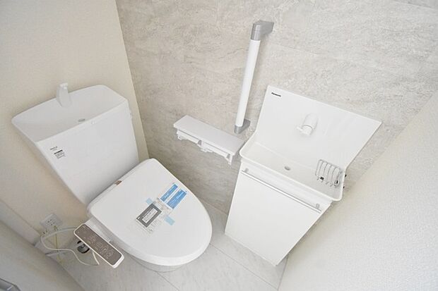 トイレにはウォシュレット機能を標準装備。