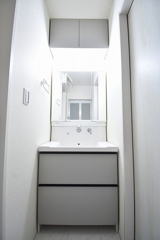 三面鏡に洗面台。 コンセントに照明機能、多機能性を備えた設備です。  