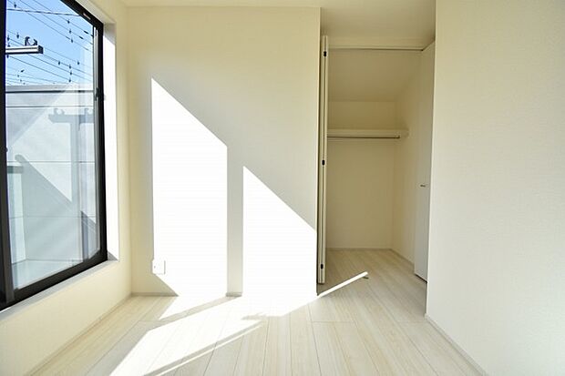 豊富な収納スペースもこの物件の特長の一つ。各所に収納が完備されており、生活をスッキリと整えることができます。