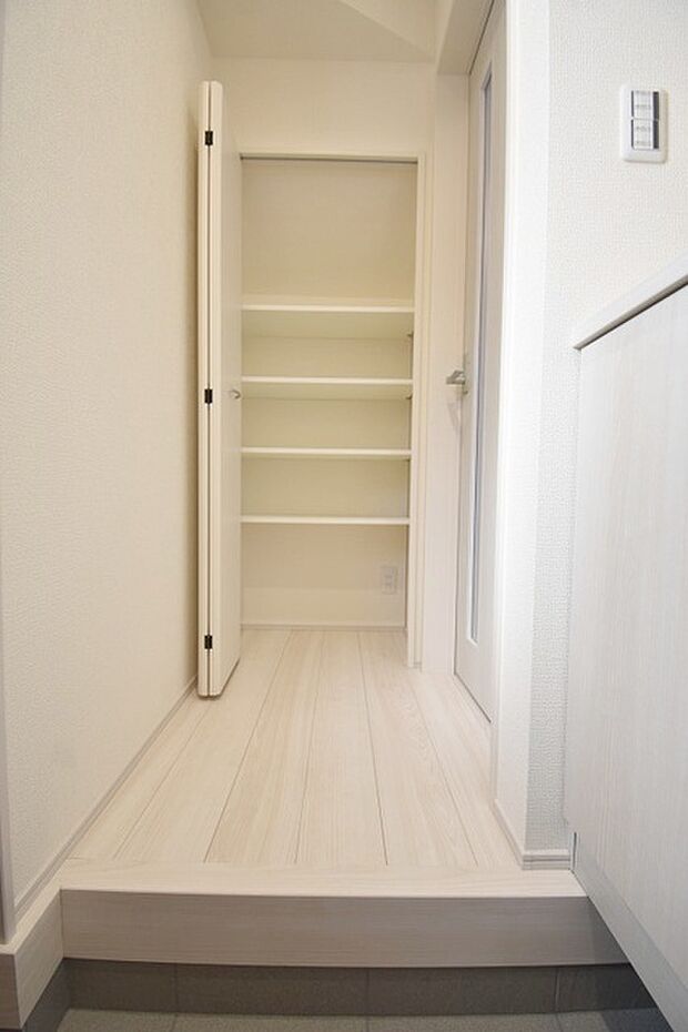 各所に効率的に配置された収納スペースがあり、日常のモノをすっきりと収納できます。 