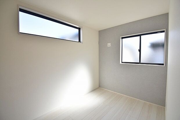 洋室はモダンなデザインと機能性を備え、快適な生活空間に。明るい窓から差し込む自然光が広々とした空間をさらに明るく開放的に感じさせます。