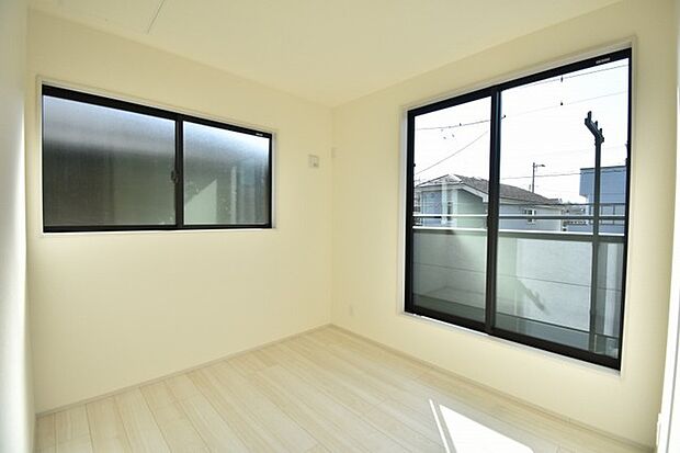 スタイリッシュなデザインと快適な居住性を兼ね備えた洋室。広々とした空間は、自分らしいインテリアを楽しむことができるほか、リラックスした時間を過ごすことができそうです。