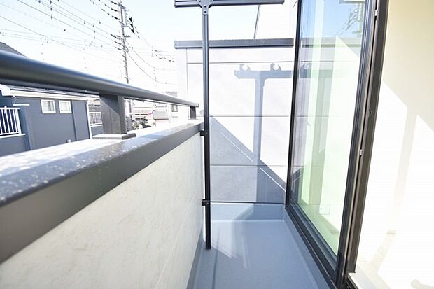 季節の変化や天気の良い日には、バルコニーでの時間が心地よく、気分をリフレッシュさせることができます。 