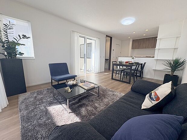 家族の集まるリビングは気持ちの良い自然光が差し込む団欒空間。室内のご見学予約も随時、受付中ですのでお気軽にお問合せください。 