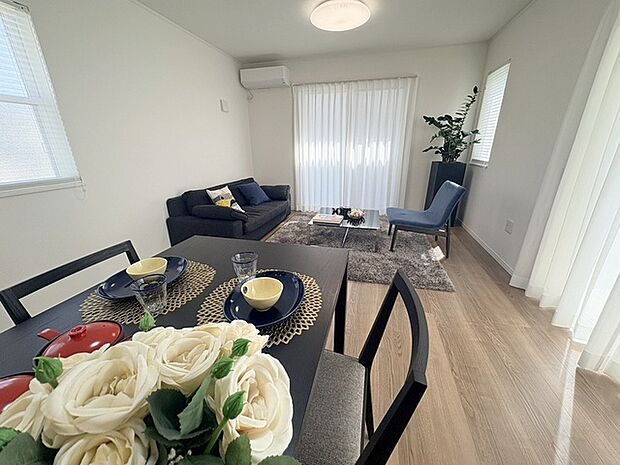 家族が食事するダイニングスペースをキッチンから見渡せる設計に。お料理をしながら家族とのコミュニケーションが増えそうな予感。