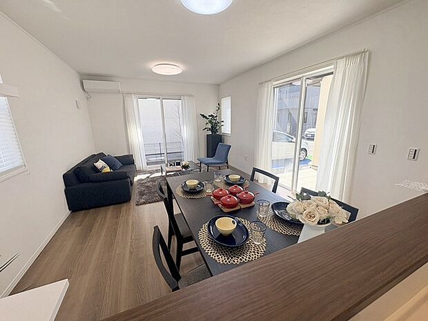 カウンターキッチンならではの開放的な見通し、全体が見渡せることでご家族の団欒スペースもより明るく笑顔が溢れる空間となります。 