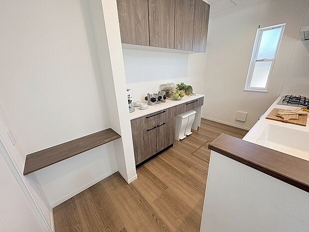 備え付けのカップボード、キッチンとの統一感もUP。 また、柱で固定されておりますので、倒れる心配もありません。 安心。便利の最強ツール 