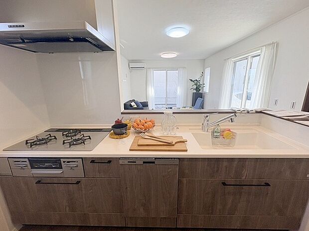 お料理をしながらリビングの家族やゲストとの会話が楽しめるカウンタータイプのキッチン。毎日のお料理を楽しく快適に。 