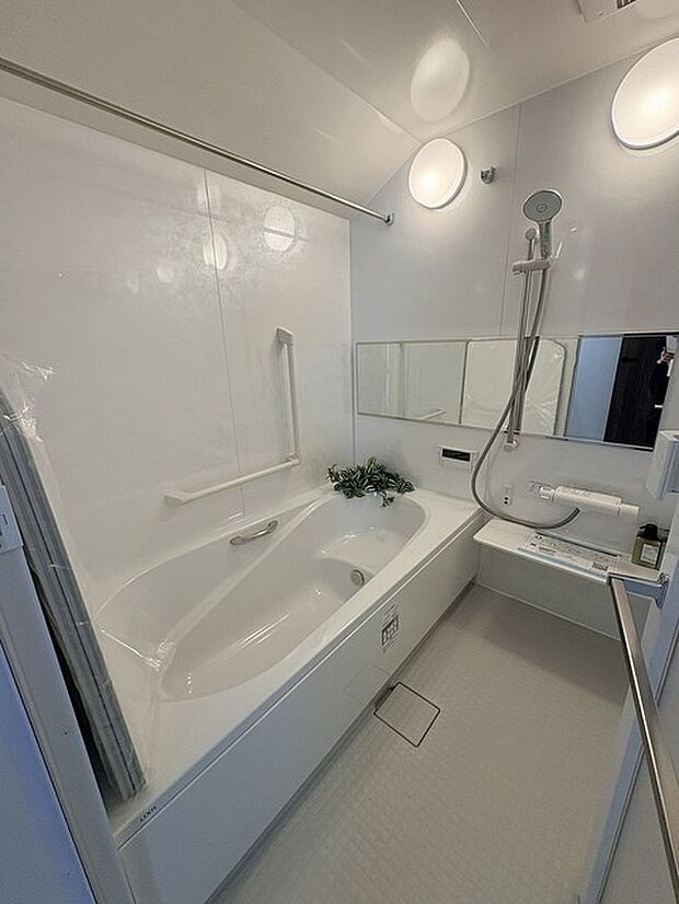 一日の疲れを癒してくれるゆったりとしたバスルームです。 