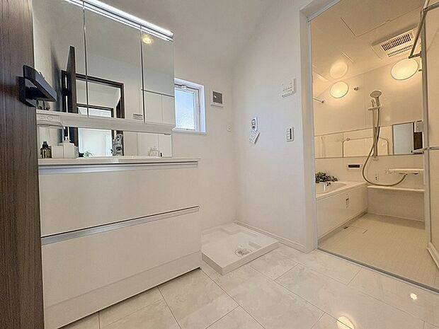 使いやすいタイプの洗面化粧台のあるランドリースペース 