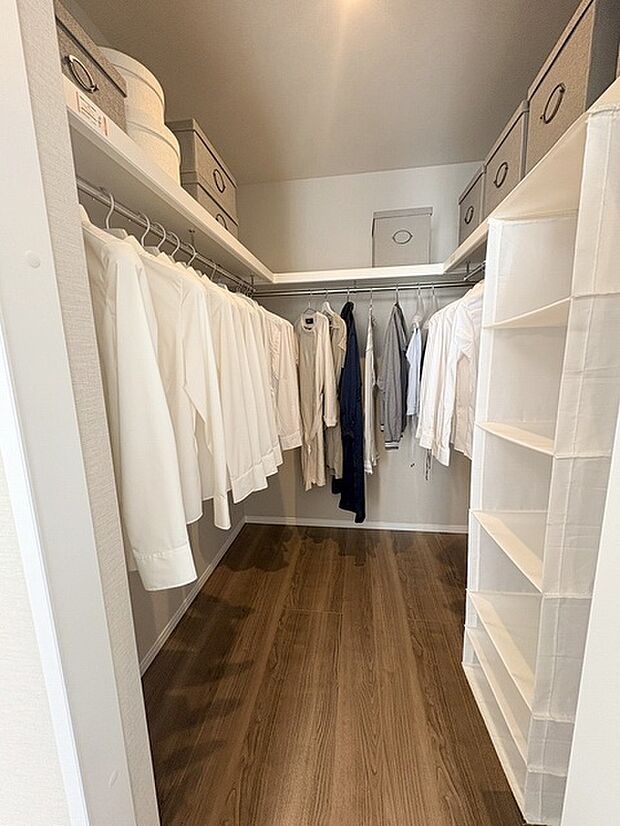 沢山の洋服も収納できそうなウォークインクローゼット。荷物の多い方には嬉しい設計。 