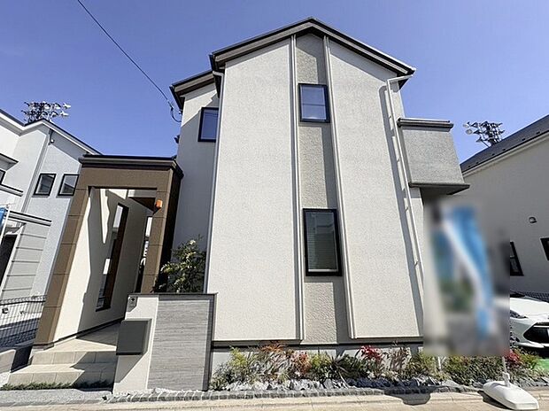 周辺の街並みの中で適度な主張、生活に溶け込むシンプルなデザインの外観が魅力の一戸建です。 