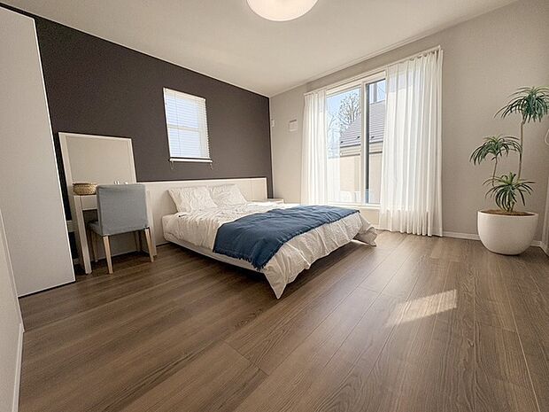 洋室はモダンなデザインと機能性を備え、快適な生活空間に。明るい窓から差し込む自然光が広々とした空間をさらに明るく開放的に感じさせます。  