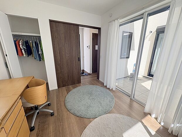 スマートなデザインと賢い収納が生活を快適にします。広々とした雰囲気を演出する工夫が施され、生活空間の魅力を引き出します。  