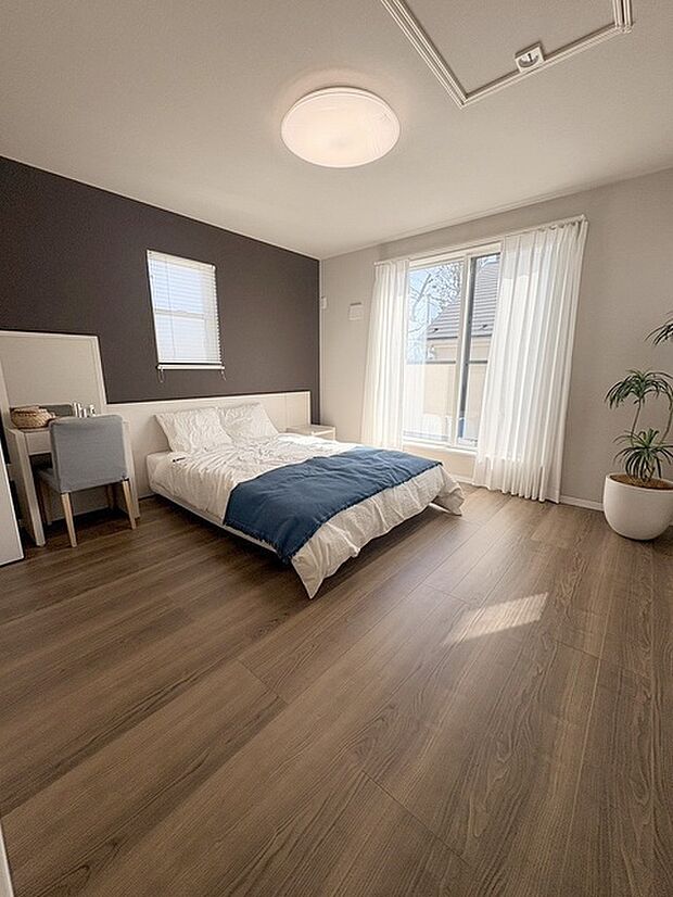 洋室はモダンなデザインと機能性を備え、快適な生活空間に。明るい窓から差し込む自然光が広々とした空間をさらに明るく開放的に感じさせます。  