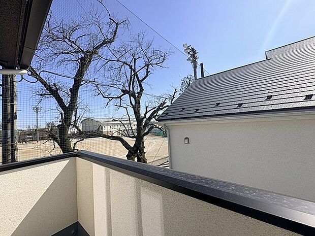 窓からの眺望です。実際に現地で眺望もご確認ください。