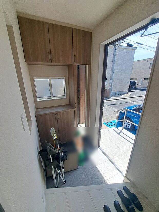 玄関は家の第一印象を左右する重要な場所。ほどよい広さとスタイリッシュな色遣いが印象的です。